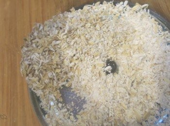 step1: － 燕麥片先用碎肉機攪碎
*沒有攪拌機或碎肉機可以用剁碎