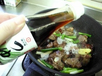 step4: 把<span class="group_4">配料</span>下鍋後加上所有<span class="group_5">調味料</span>拌炒均勻