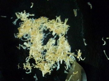 step8: 將鍋洗淨，落油倒入瑶柱絲爆香，盛起