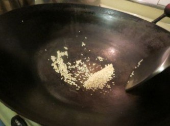 step1: 先热锅，不用放油直接把芝麻粒以小火炒香待用
