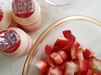 step1: 將士多啤梨洗淨，切半或4份。