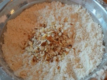 step3: 將原粒熟杏仁搗碎至粗粒狀（搗碎後可放入烤箱用180 C 烤 10分鐘至香脆）， 再把打碎的杏仁粒加入拌勻，不需要搓揉，杏仁餅料就做好了。
