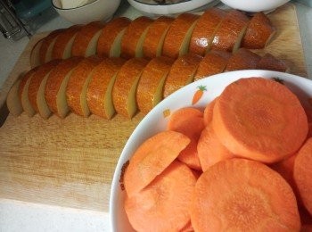 step2: 老黃瓜及紅蘿蔔清洗乾淨, 老黃瓜去走瓜囊連皮切件﹐紅蘿蔔切塊