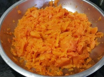 step2: 隔水蒸15分鐘後壓成蓉，如家中有攪拌器，可直接攪成蓉