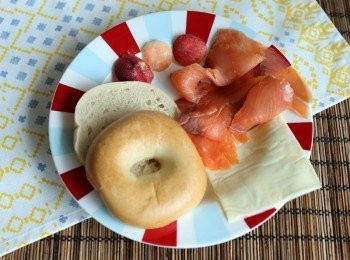 step2: Bagel放進焗爐至熱透，可塗上cream cheese / 放芝士及任何自己喜歡的配料拌食。