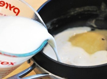 step2: 逐量加入熱鮮奶，以木湯匙攪拌至醬汁濃稠