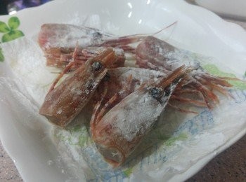 step8: 蝦頭徹底抹乾， 撒上一層薄薄的生粉