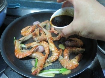 step4: 倒入自製豉油雞汁後將蝦炒勻,煮到略為收汁