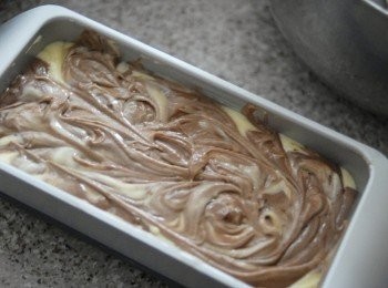 step4: 在烤模內塗一層牛油，然後分次將兩種蛋糕糊倒入烤盤內，用刀在蛋糕糊內劃數圈，做出花紋