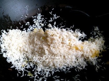step6: 原鑊加入薑粒及白米拌勻炒至米乾身後 , 盛起放入飯煲內