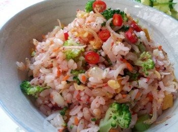 step2: 鍋子中加入少許胡麻油, 倒入另一半蒜末炒至香味出來後, 加入白飯拌勻,再把所有炒好的材料倒入拌勻