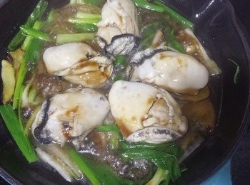 step3: 爆透後，下蠔及調味料煮, 
蠔熟即成