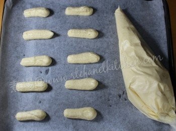 step4: 放一張牛油紙在焗盤上，每隔4厘米，唧一條約4厘米長的麵糊，直至全焗盤滿, 預熱焗爐170度焗10分鐘 (如有風掣的焗爐只需160度焗8分鐘即可)