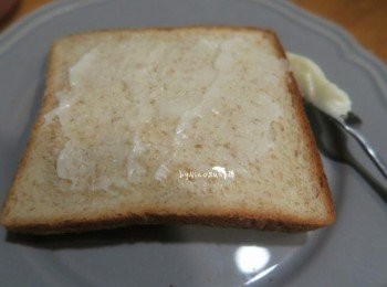 step2: 烤過的土司.抹上一層層薄薄的沙拉