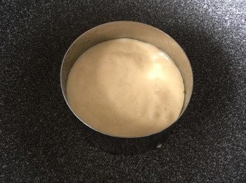 step4: 模邊搽油，倒入麵糊8成滿，小火上蓋煎一面，大約3分鐘，轉煎另一面，食時加蜜糖即可。