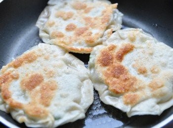 step11: 再取適量油品熱鍋後，將餅下鍋慢慢香煎至兩面焦黃即可..