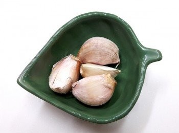 step2: 蒜頭拍碎爆香