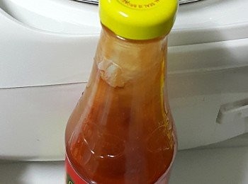 step2: 飯煲內放蒜蓉、地捫香辣茄汁、雞湯、老抽、糖、水、豬排骨粒…… 按煲飯掣！