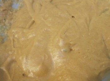 step5: － 牛油放軟後，加入黑糖和蜜糖，用打蛋器打至糖溶
－ 把蛋液加入牛油糊裡拌勻