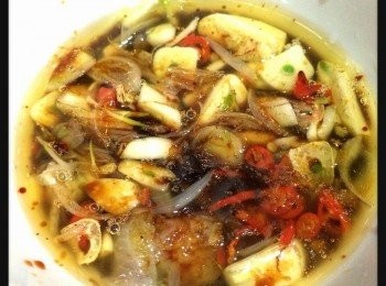 step3: 倒入油燒熱，倒入[醬料]，數秒後撈起然後倒入適量醬油即可