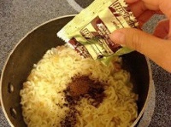 step5: 放入包內的炸醬粉，就是這個粉才讓面變得黑黑的