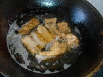 step5: 將排骨放入鍋中炸製金黃。