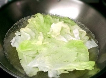 step2: 高麗菜葉去掉硬梗，燙軟備用。