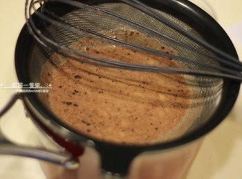 step2: 混合後過篩倒入小湯鍋中，以小火加熱。