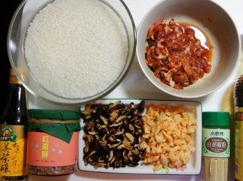 step2: 備料：香菇泡軟後切絲、蝦米切丁，香菇水和蝦米水都留著，等等加入鍋裡增香