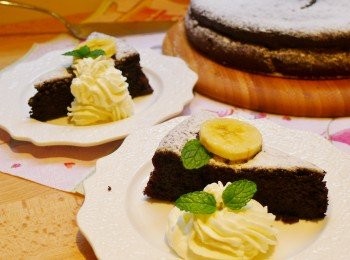 step12: 冷卻後，撒上糖粉，擺上香蕉切片，擠上些打發的鮮奶油(自製鮮奶油可以用鮮奶油:細砂糖=10:1將鮮奶油大打至硬性發泡紮實狀)，香蕉巧克力蛋糕經典美味上桌^^