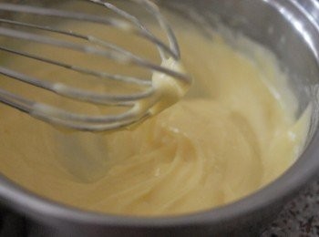 step4: 將所有混合液倒回鍋內，用中小火煮沸，然後轉小火，期間不停攪拌，液體會慢慢便稠身即成卡士達醬