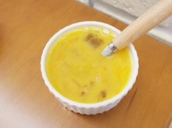step1: 首先將雞蛋和蠔油混和一起打勻!!!
