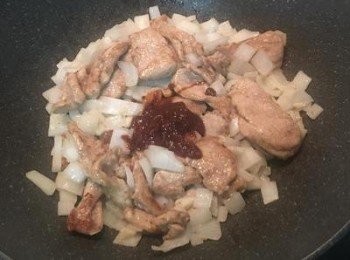 step5: 放入1湯匙的辣豆瓣醬和醬油拌炒。