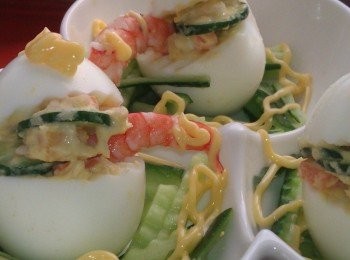 step14: 最後將盛滿沙拉的雞蛋放在小黃瓜絲上，蓋上上殼，這樣就完成可愛造型沙拉囉!與你的孩子互動的可愛料理~