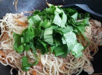 step9: 小松菜最後加入拌炒可保持爽脆口感