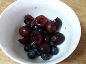 step2: 櫻桃洗淨去籽 ; 藍莓洗淨