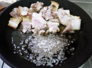 step6: 緊接著下冰糖， ※放入糖後勿急著撥，先等糖微出焦黃色後，再與肉一起拌均上糖色