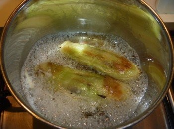 step3: 取小鍋子,倒入昆布柴魚高湯,薑絲,酒,味霖,鹽及寒天粉.為了避免糊鍋邊拌邊加熱煮至沸騰.放入步驟2的茄子,煮一下子熄火.