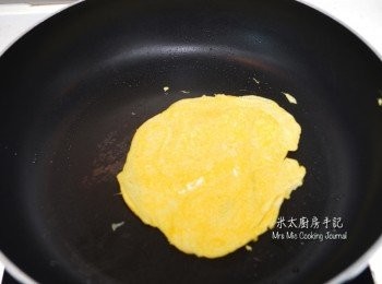 step3: 蛋黃放碗中和少許鹽打勻，平底鑊內下少許油燒熱，用廚房紙把多餘的油抹去，放入蛋黃，關火，用鑊的餘温小心把蛋黃煎成蛋餅。