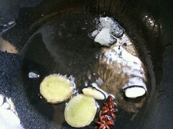 step2: 熱鍋油，下薑，蒜，八角，冰糖小火炒。