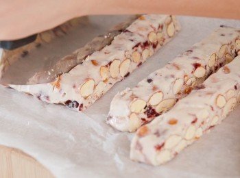 step8: 待涼便可取出用切糖刀切成長條塊包糯米紙及糖果包裝紙裹好(佇室温陰涼處可以保存1-3個月食用)