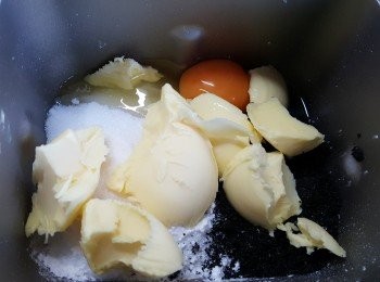 step2: 所有材料放入麵包機內。