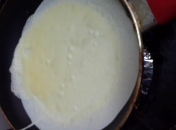 step10: 6寸平底鍋燒熱，搽少許油，倒入一勺粉漿約30g，拿起平底鍋將粉漿沿周圍攤開，小火煎至可以用瓁鏟鏟起餅皮，反轉煎另一面約30秒即可盛起，重複以上動作，直至粉漿煎完，可以煎28-30塊餅皮