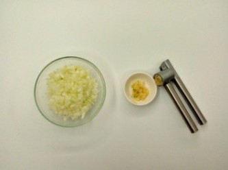 step2: 將洋蔥切細丁,蒜頭壓成泥。