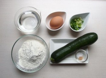 step1: 準備材料。將櫛瓜切成0.5公分的厚度。