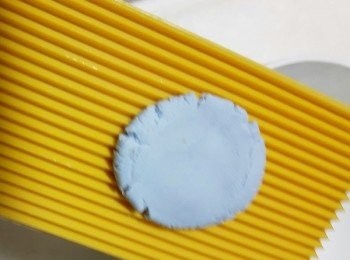 step5: 在磋板上輕輕壓一下