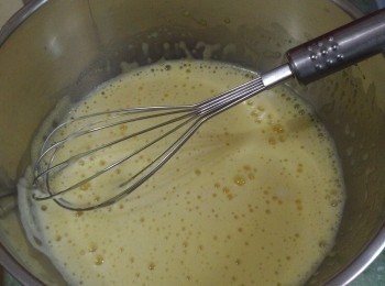 step1: 蛋黃與鹽打至淡黄，加入牛奶，菜油及雲呢拿香油拌勻。