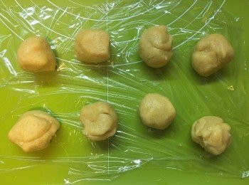 step6: 將菠蘿皮分成八份，搓成球體。