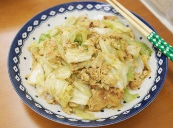 step5: 我愛的蠔油蛋炒高麗菜完成:) 好下飯...不知不覺就會吃了很多飯耶!!! 而且吃起來超香的~~蛋還有種恰恰的口感喔^^b