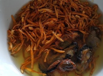 step4: 蟲草花，蠔豉用清水浸洗備用